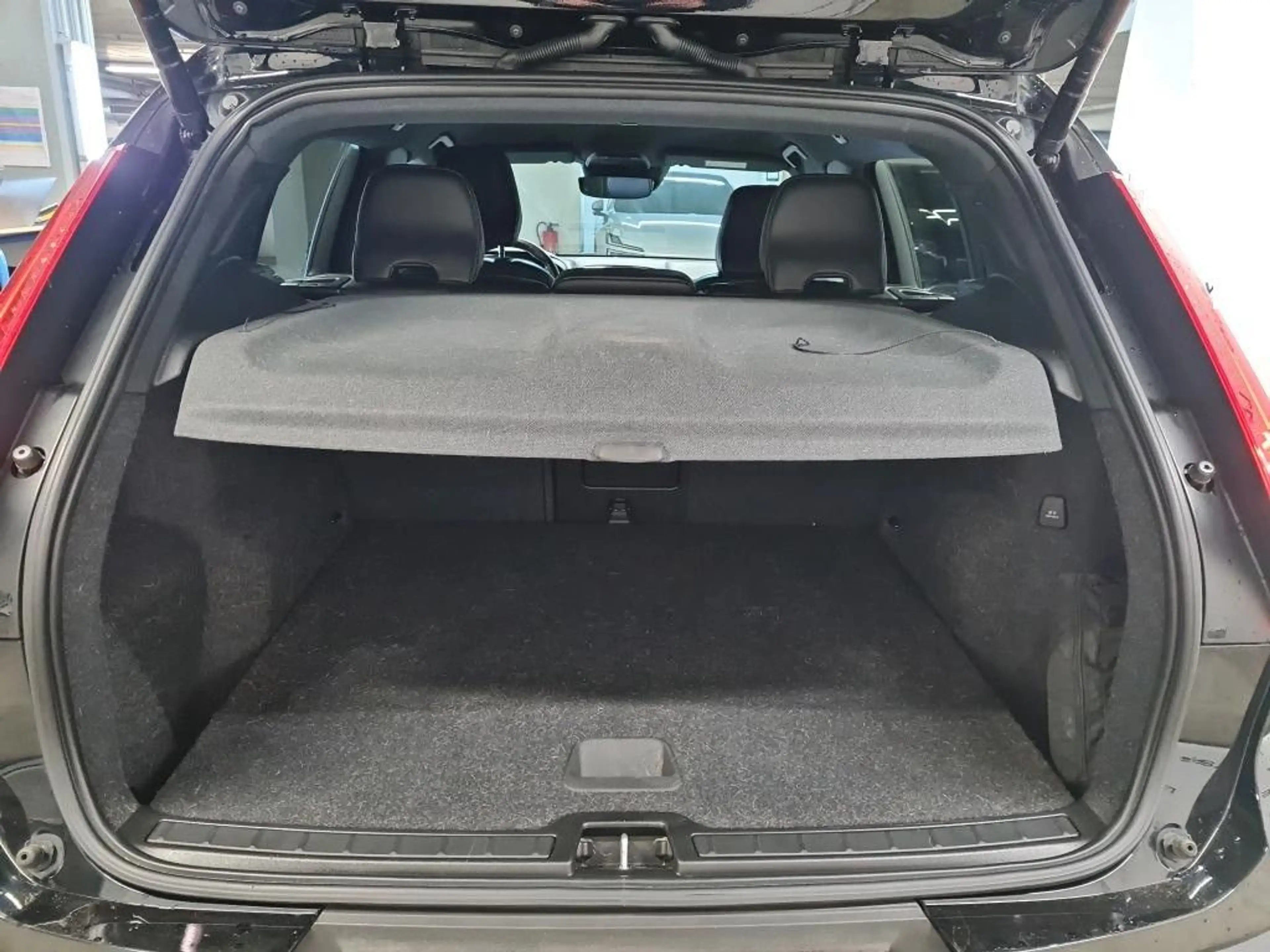 Volvo XC40 R-Design 2.0 B4 Aut ACC Harman-Kardon 360°K — photo 3
