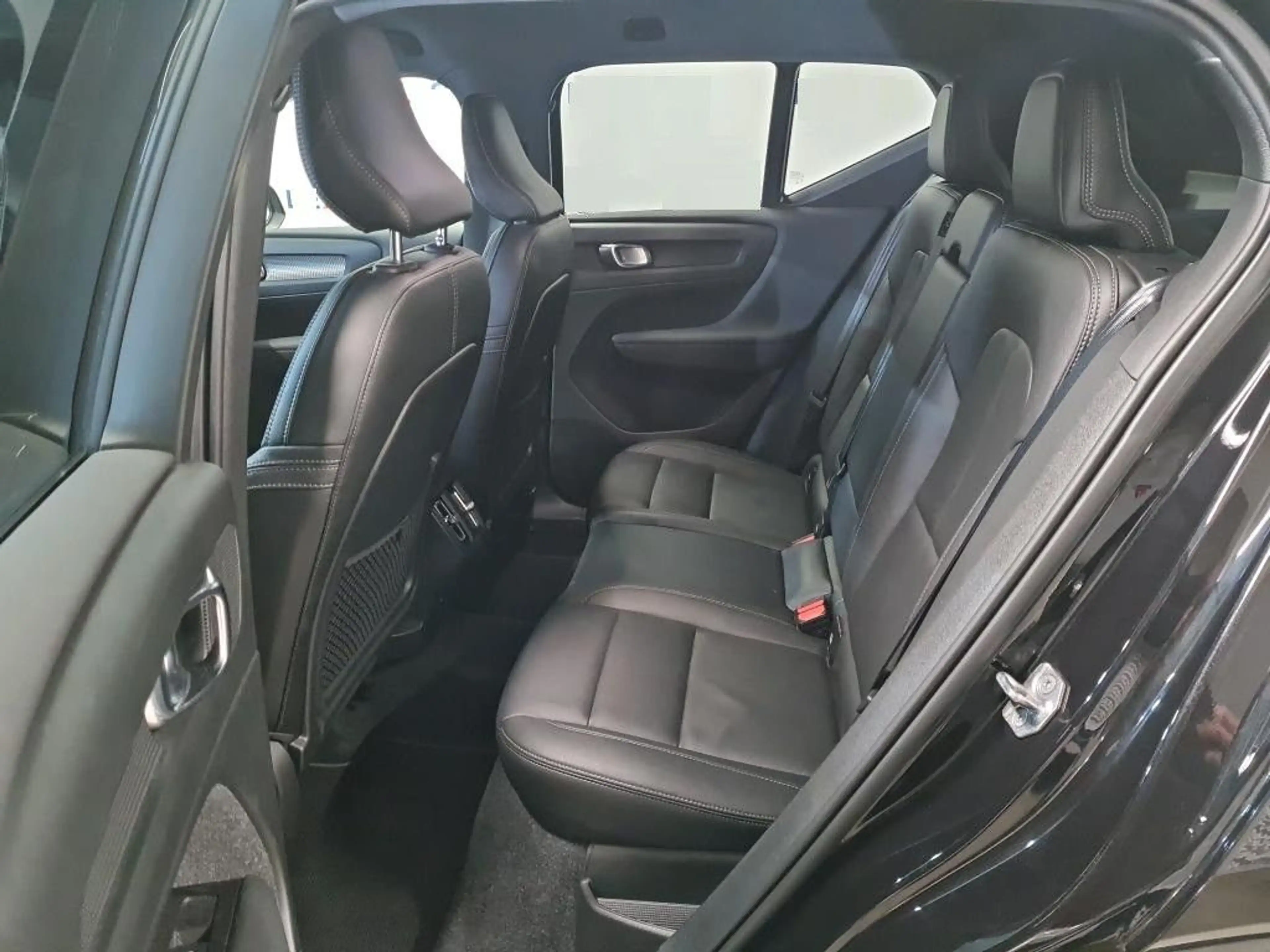 Volvo XC40 R-Design 2.0 B4 Aut ACC Harman-Kardon 360°K — photo 8