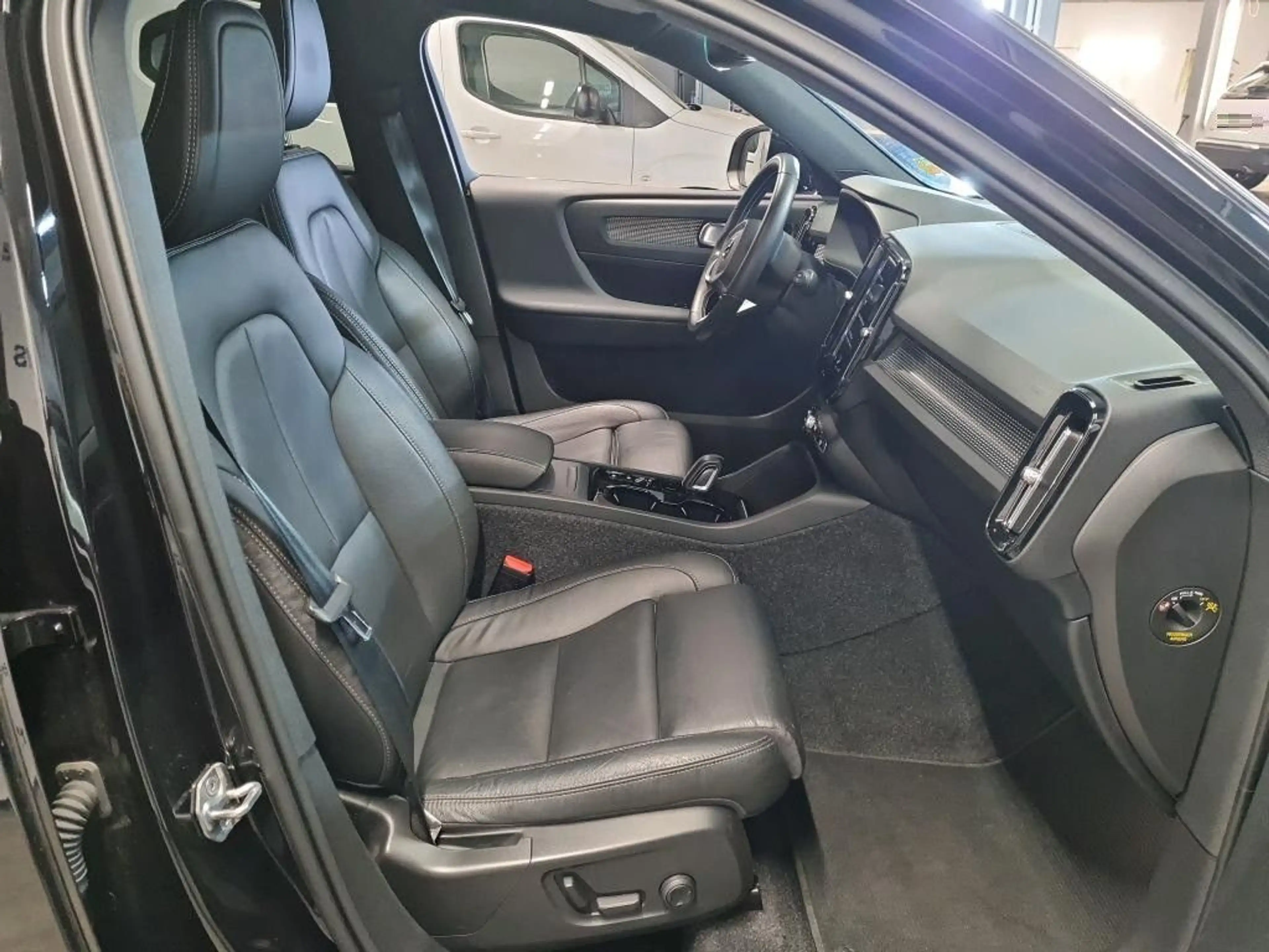 Volvo XC40 R-Design 2.0 B4 Aut ACC Harman-Kardon 360°K — photo 7