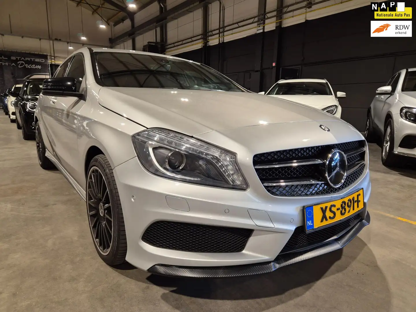 Mercedes-Benz A 180 Prestige - AMG Pakket - Xenon - LED - PDC - Clima Grijs - 1