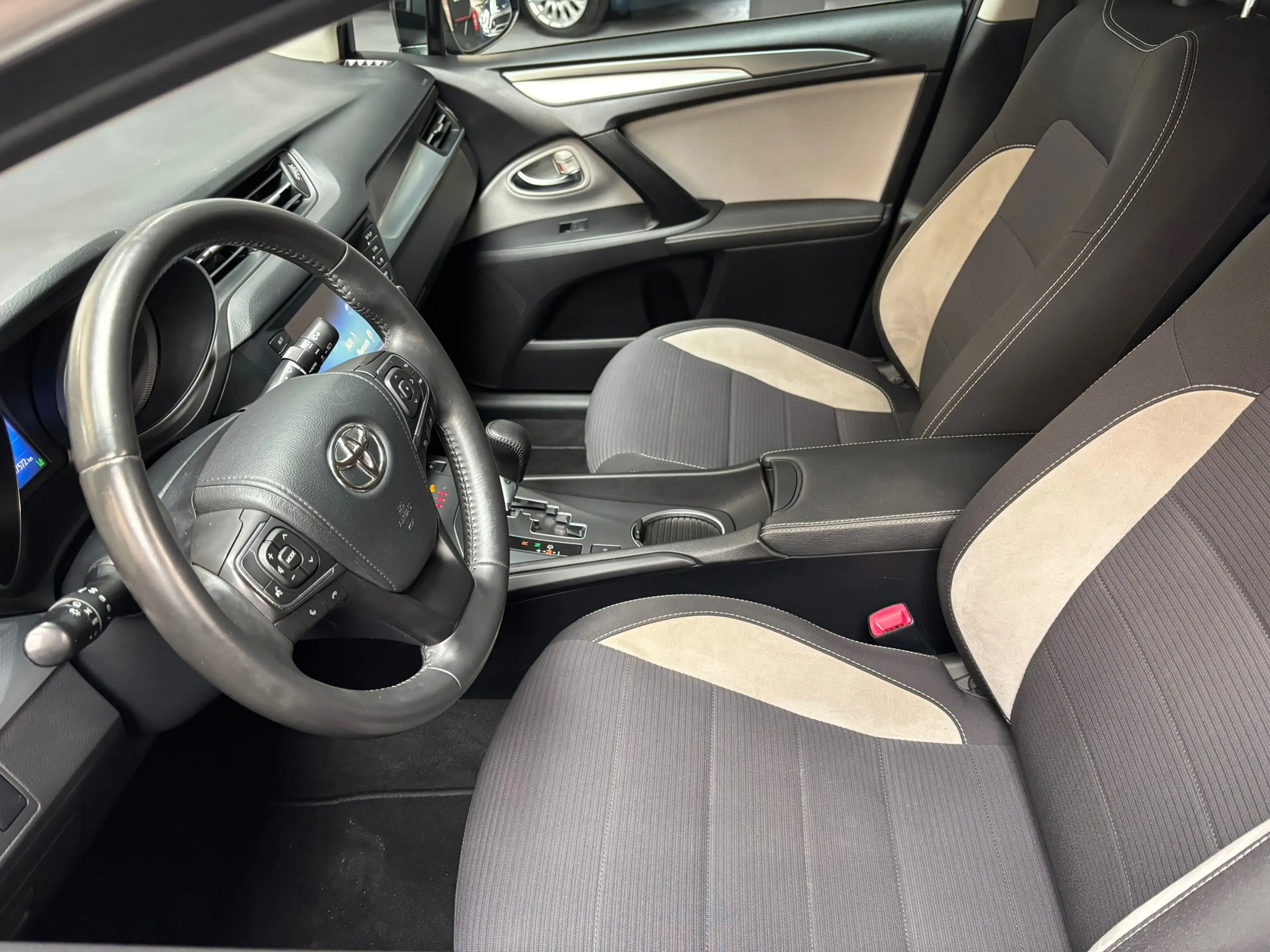 Toyota Avensis Touring Sports 1.8 VVT-i SkyView Edition / Camera — photo 19