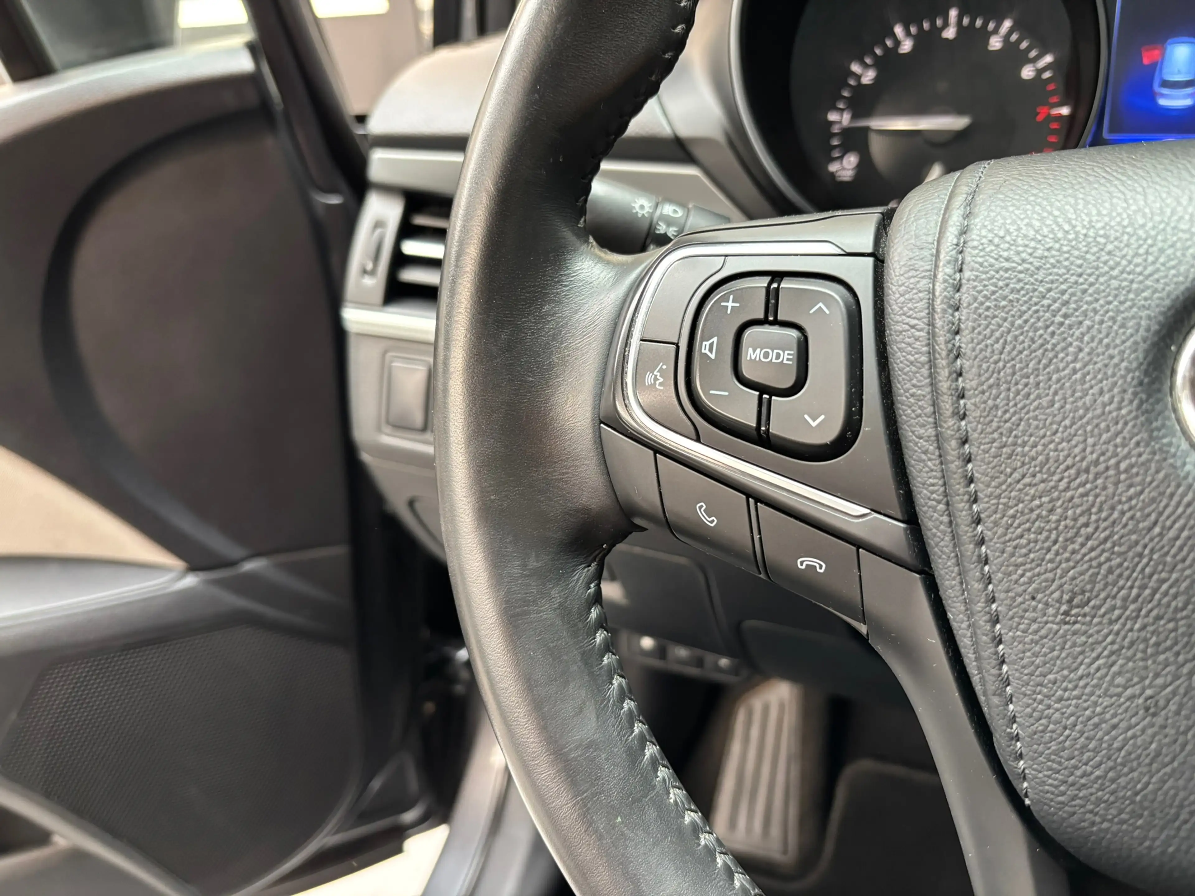Toyota Avensis Touring Sports 1.8 VVT-i SkyView Edition / Camera — photo 21