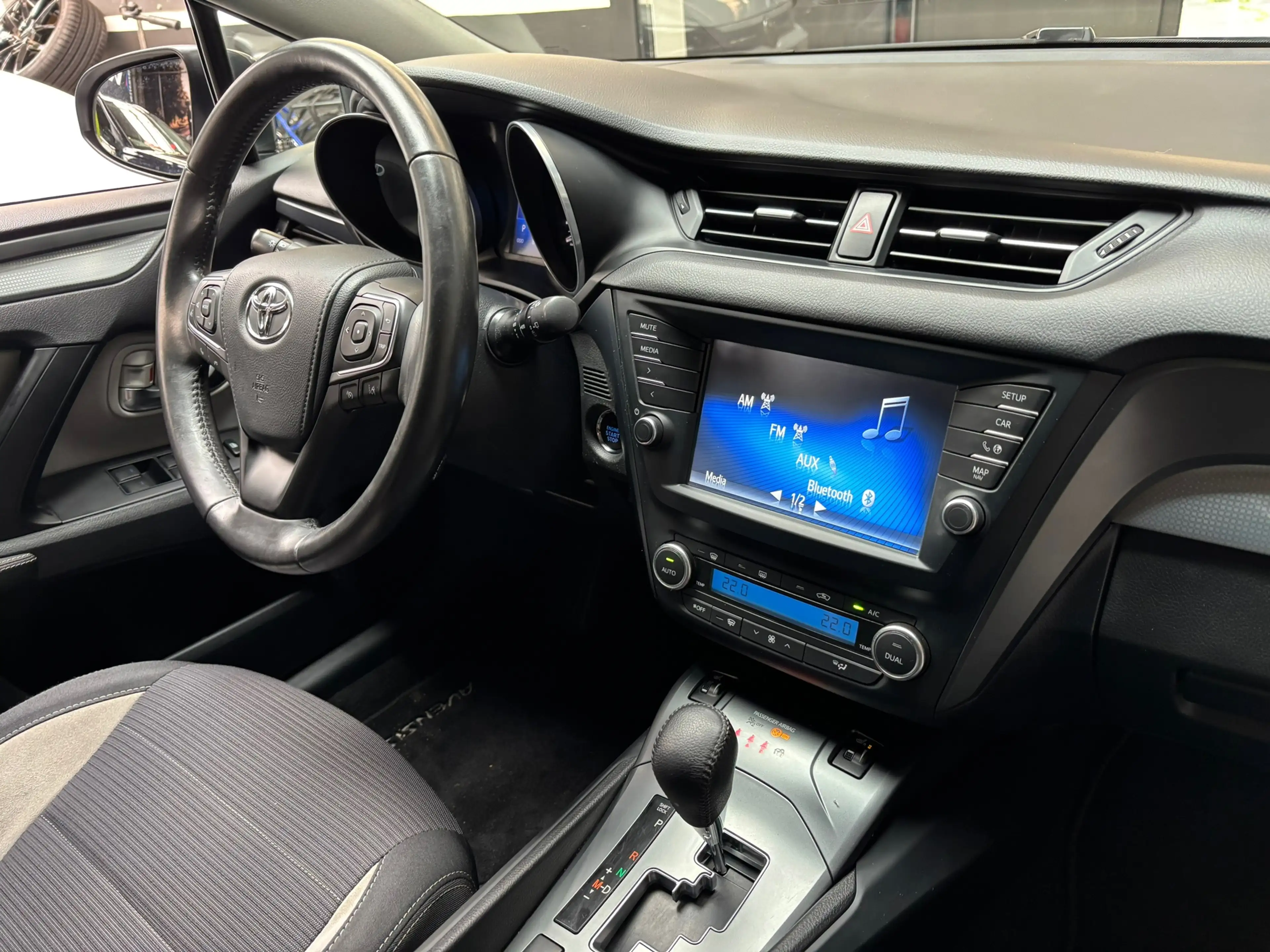 Toyota Avensis Touring Sports 1.8 VVT-i SkyView Edition / Camera — photo 12