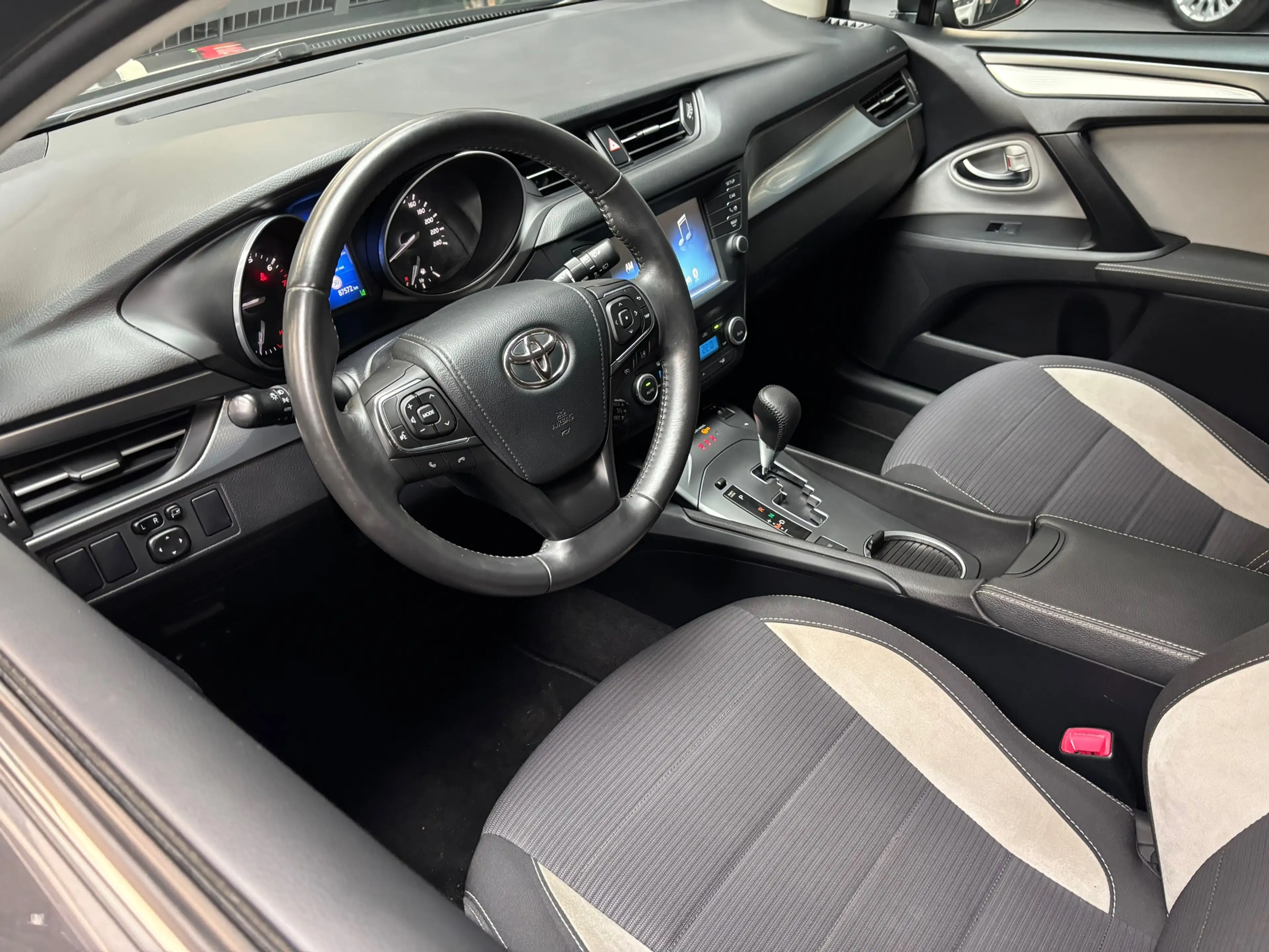 Toyota Avensis Touring Sports 1.8 VVT-i SkyView Edition / Camera — photo 18