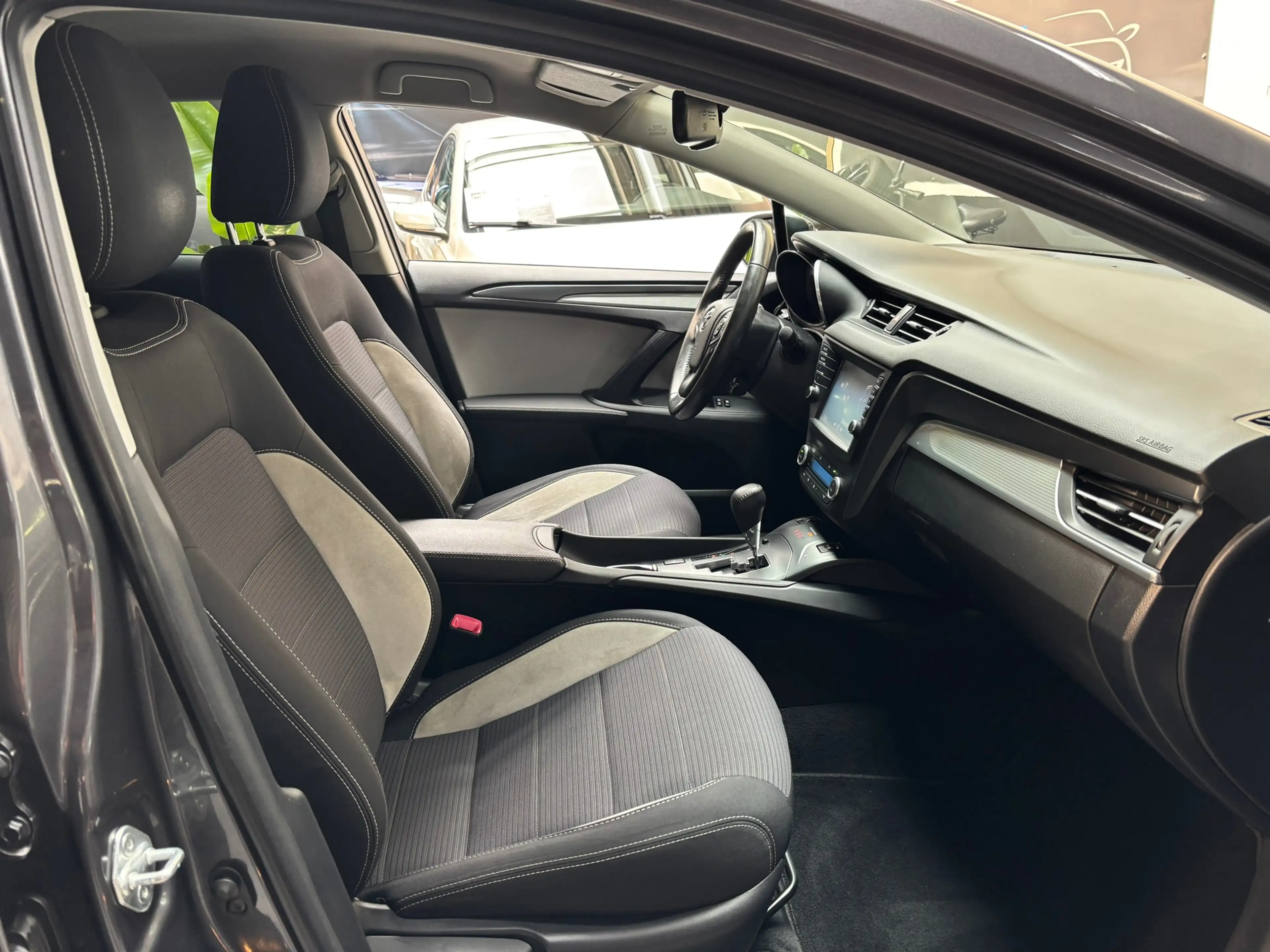 Toyota Avensis Touring Sports 1.8 VVT-i SkyView Edition / Camera — photo 14