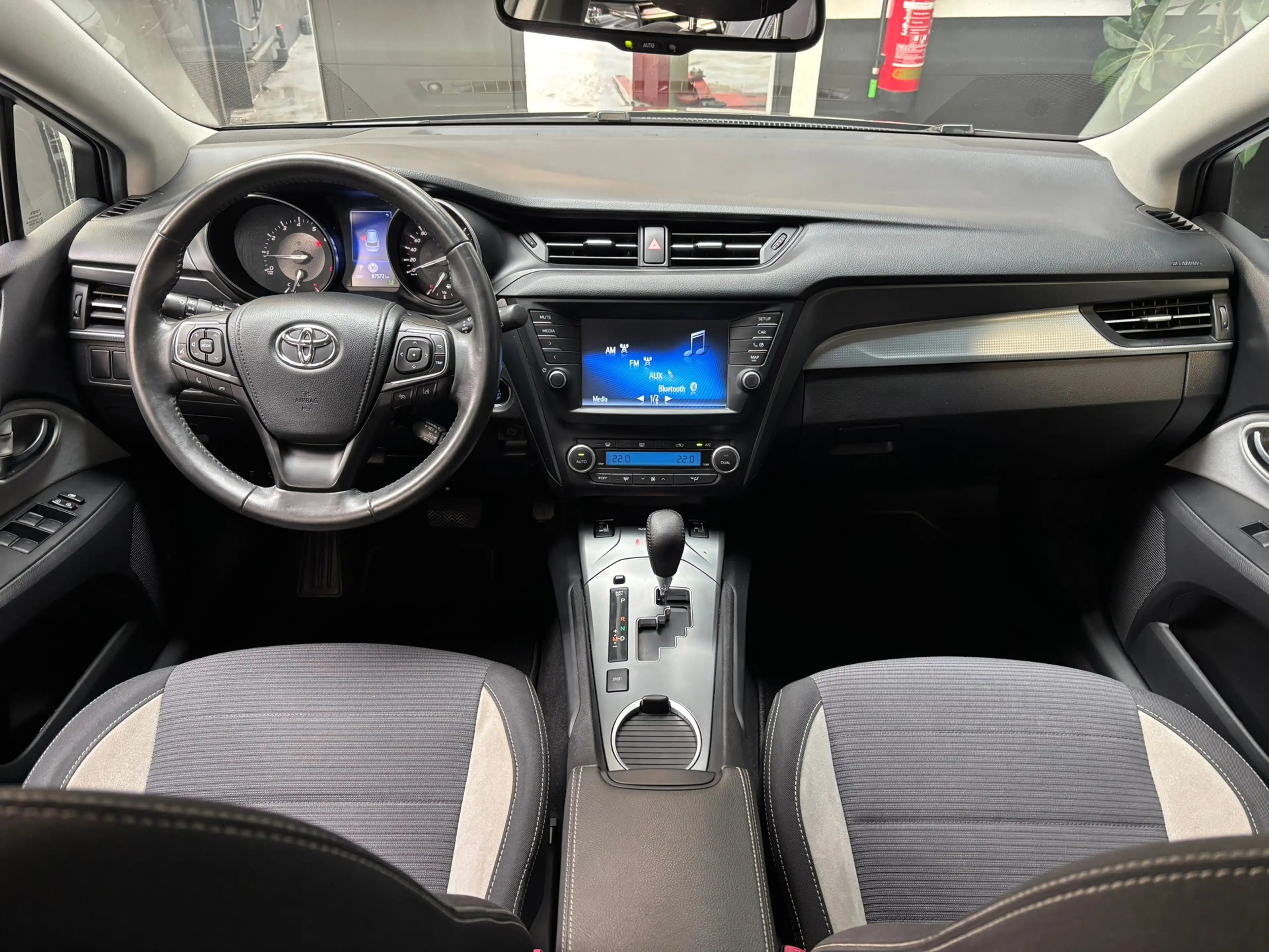 Toyota Avensis Touring Sports 1.8 VVT-i SkyView Edition / Camera — photo 17