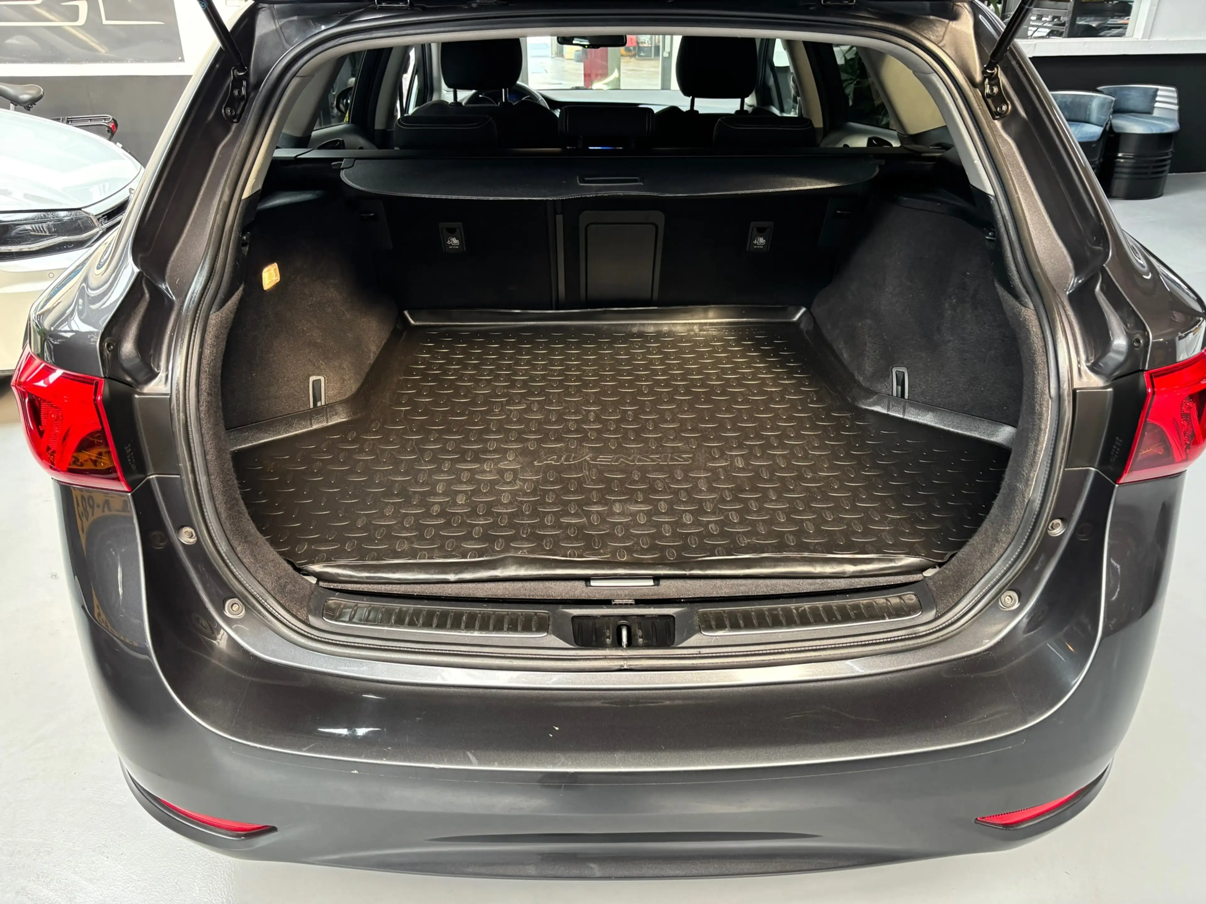 Toyota Avensis Touring Sports 1.8 VVT-i SkyView Edition / Camera — photo 9