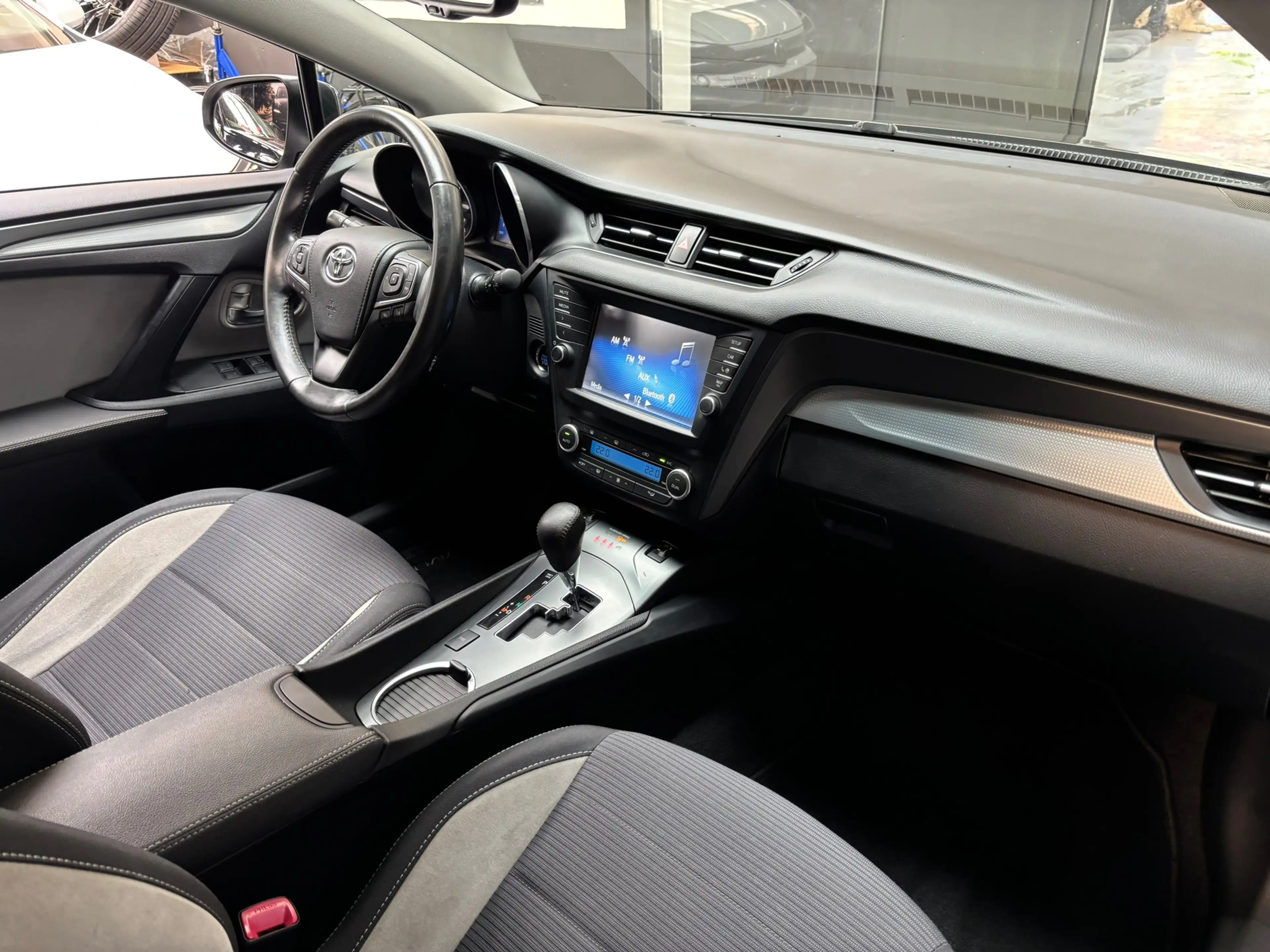 Toyota Avensis Touring Sports 1.8 VVT-i SkyView Edition / Camera — photo 11