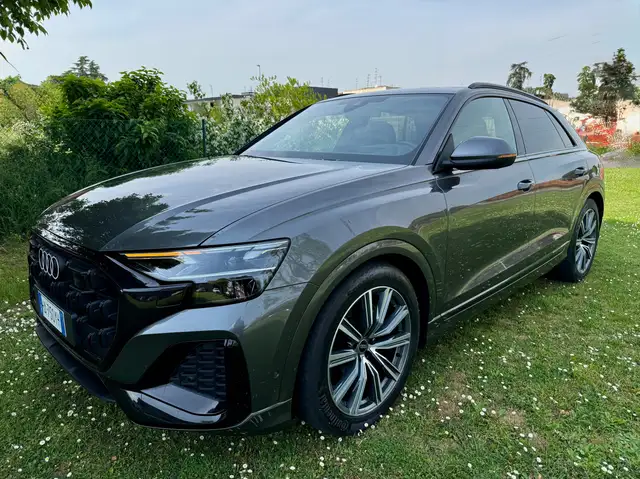 Audi Q8 view 4