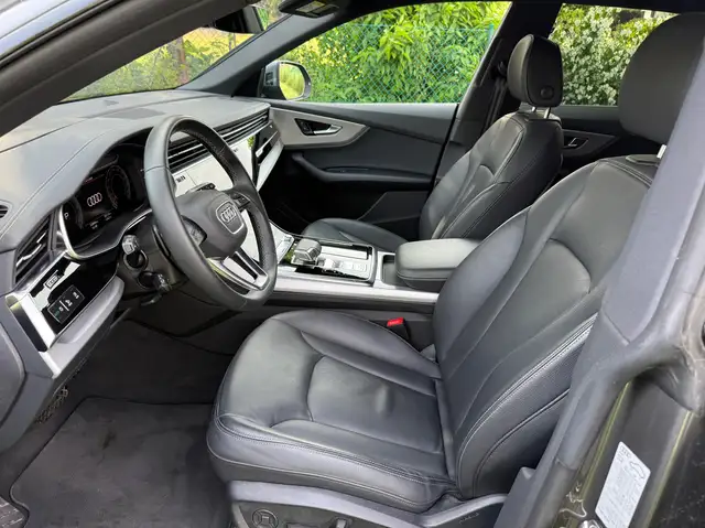 Audi Q8 view 9