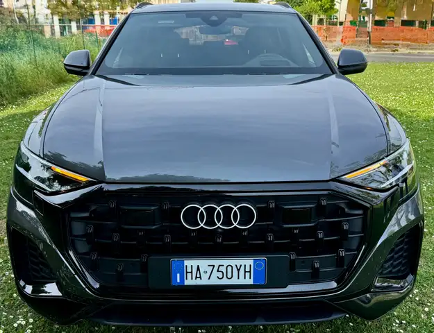 Audi Q8 view 5