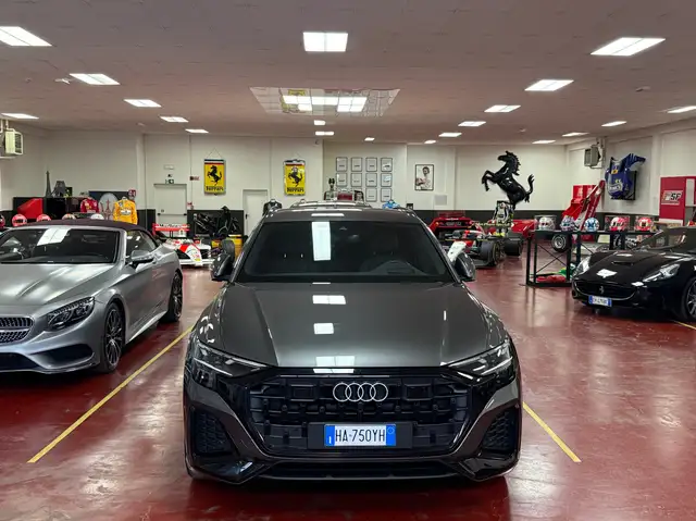 Audi Q8 view 15