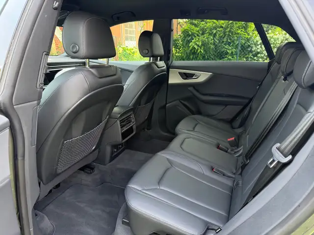 Audi Q8 view 10