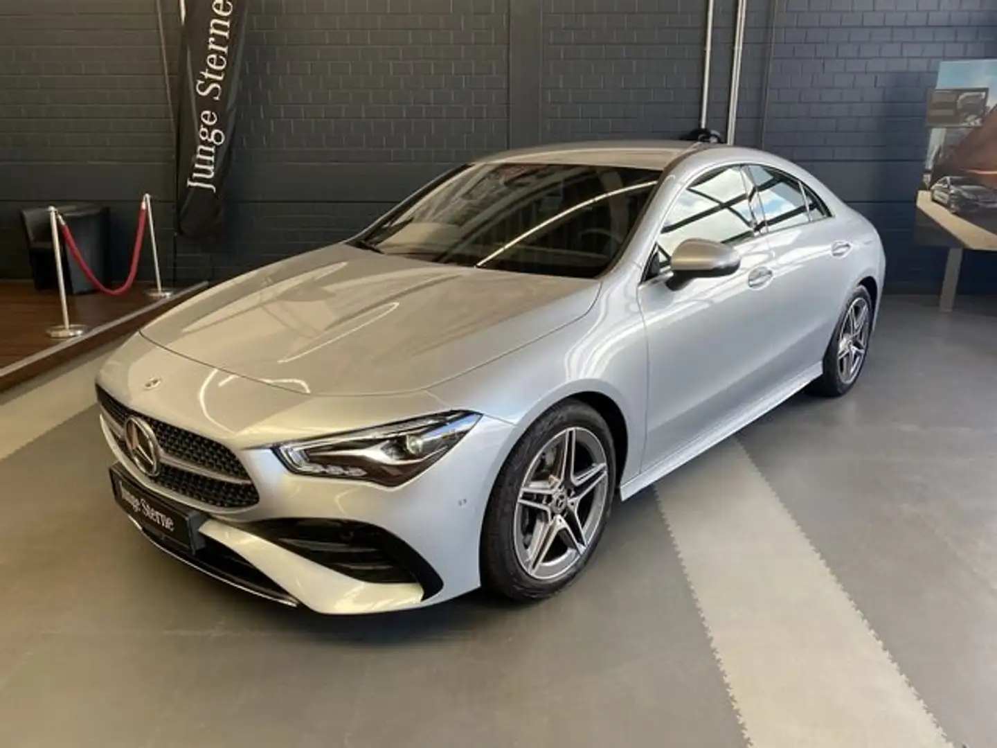 Mercedes-Benz CLA 200 CLA 200 d AMG Line LED Kamera Sitzh. Ambiente Stříbrná - 1