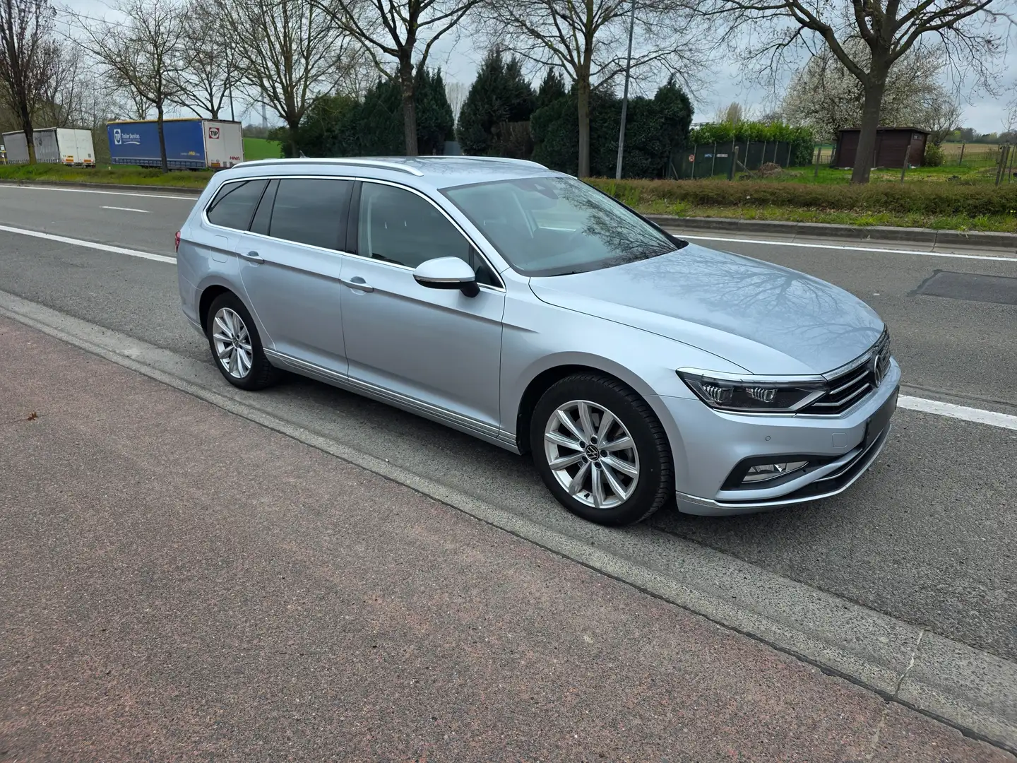 Volkswagen Passat Variant 2.0 TDi SCR Elegance Business DSG 1°EIG. IN PERFECTE STAAT. 2023. VEEL OPTIES Plateado - 1