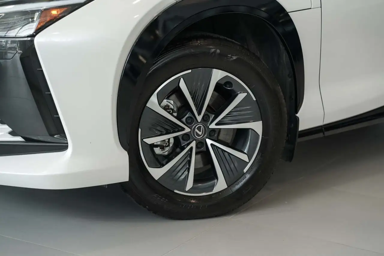 Lexus RZ снимка Lexus RZ