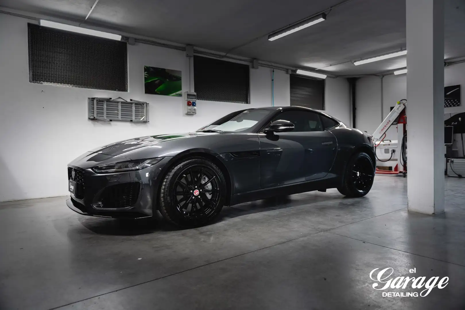 Jaguar F-Type Coupe 2.0 i4 R-Dynamic Black rwd 300cv auto - 1