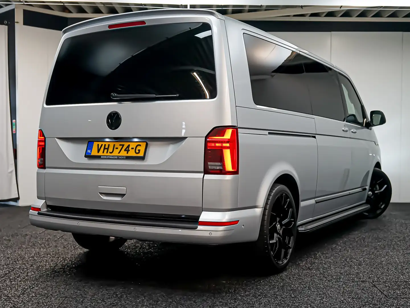 Volkswagen T6.1 Transporter 2.0 TDI L2H1 30 DC | CARAVELLE | Compleet Grijs - 2