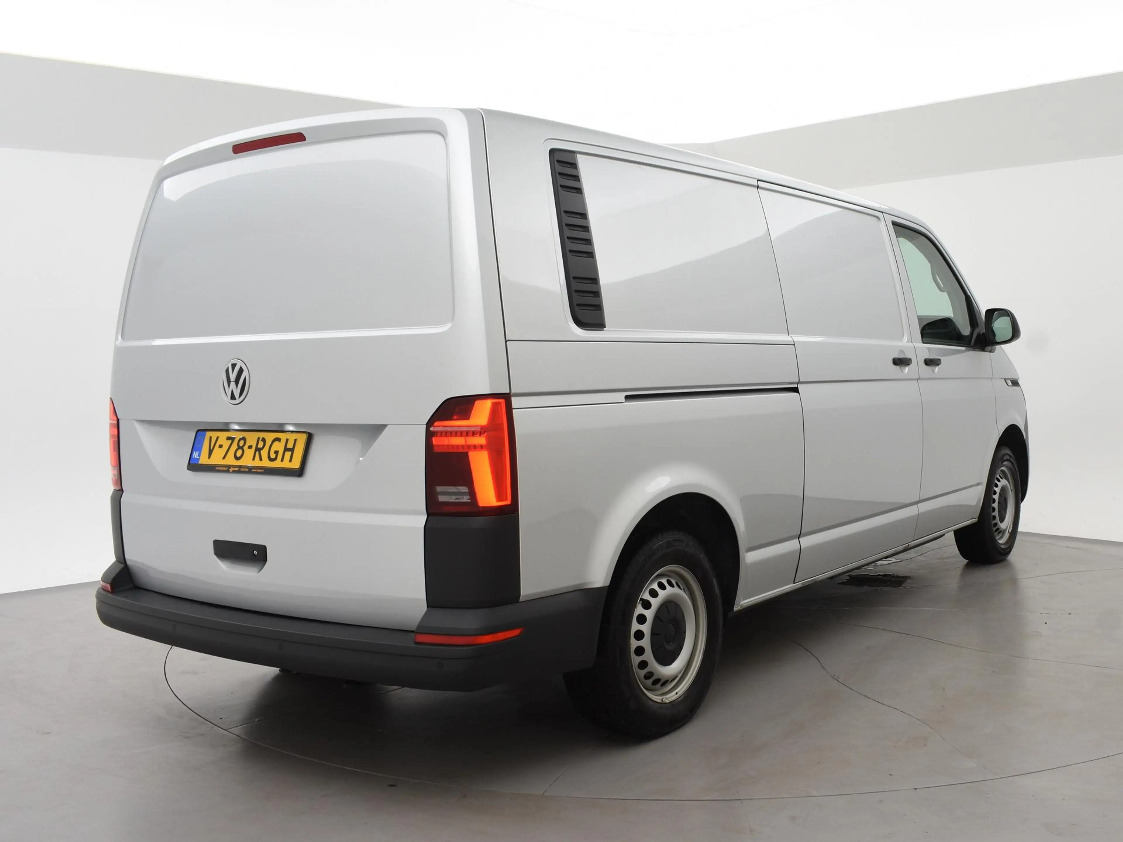 Volkswagen T6.1 Transporter 2.0 TDI L2H1 150 PK DSG AUT. + WP INRICHTING | GLO — photo 2