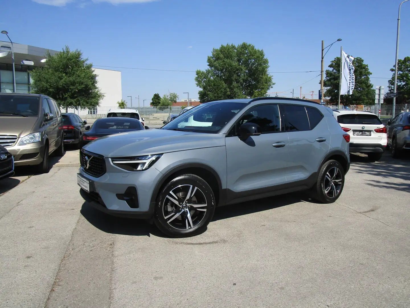 Volvo XC40 B3 Plus Dark Aut. " LED, AHV, Navi " Grau - 1
