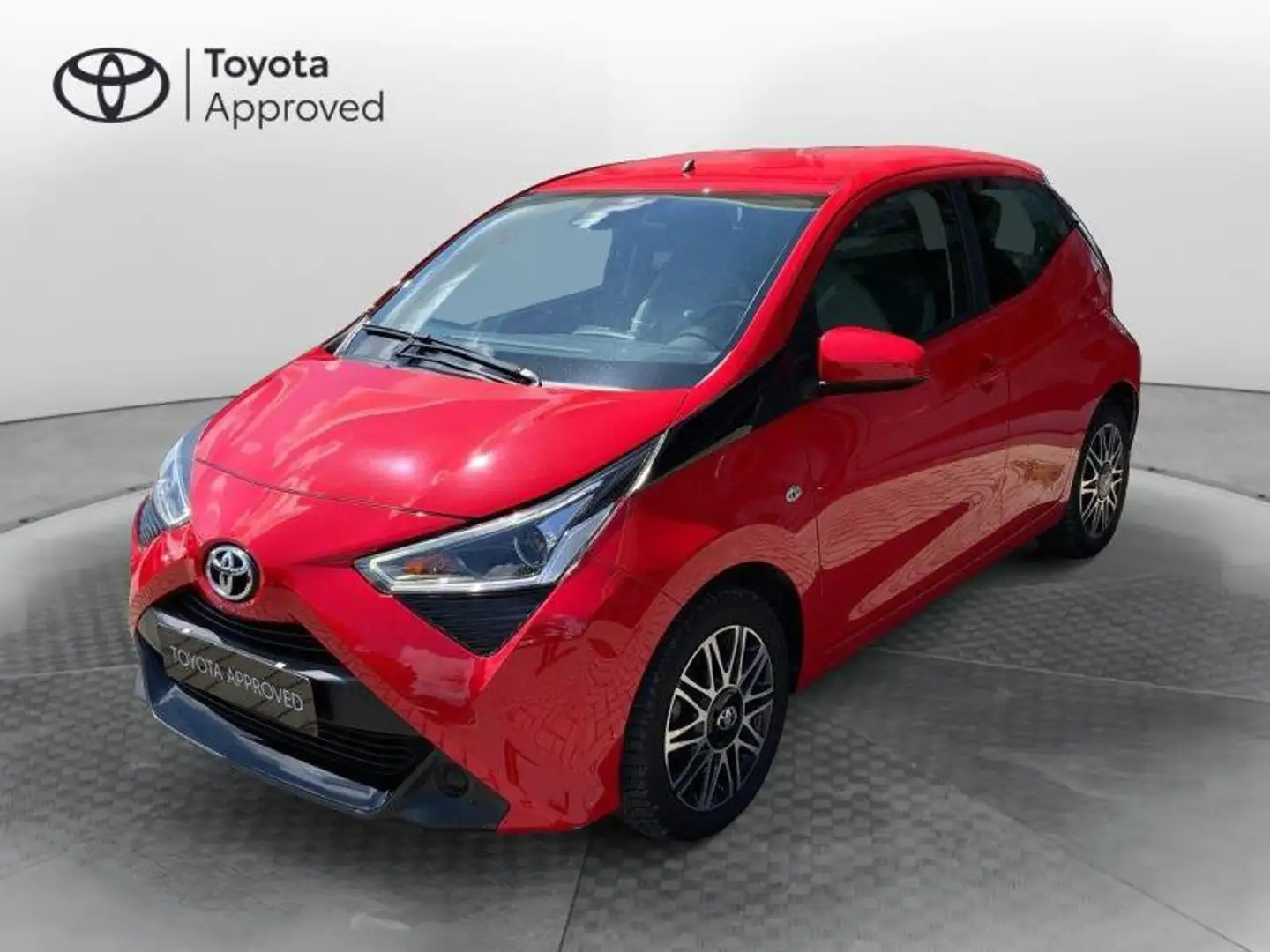 Toyota Aygo 2ª serie Connect 1.0 VVT-i 72 CV 5 porte x-play Rosso - 1
