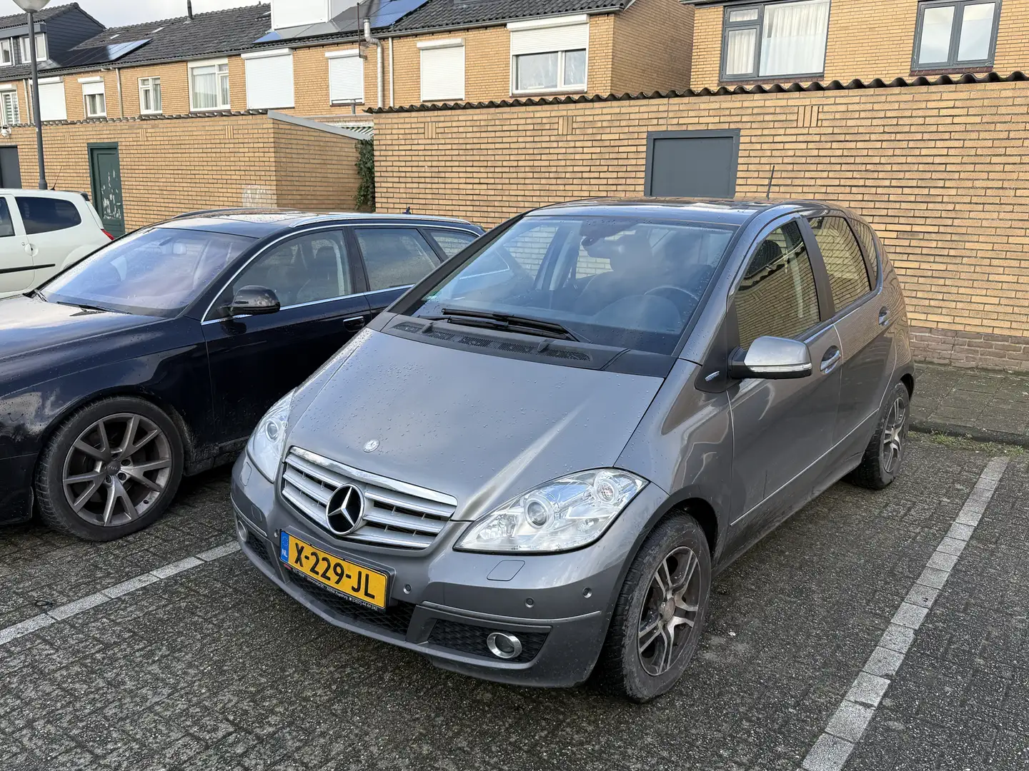 Mercedes-Benz A 180 A180 Avantgarde BlueEFF Grijs - 1