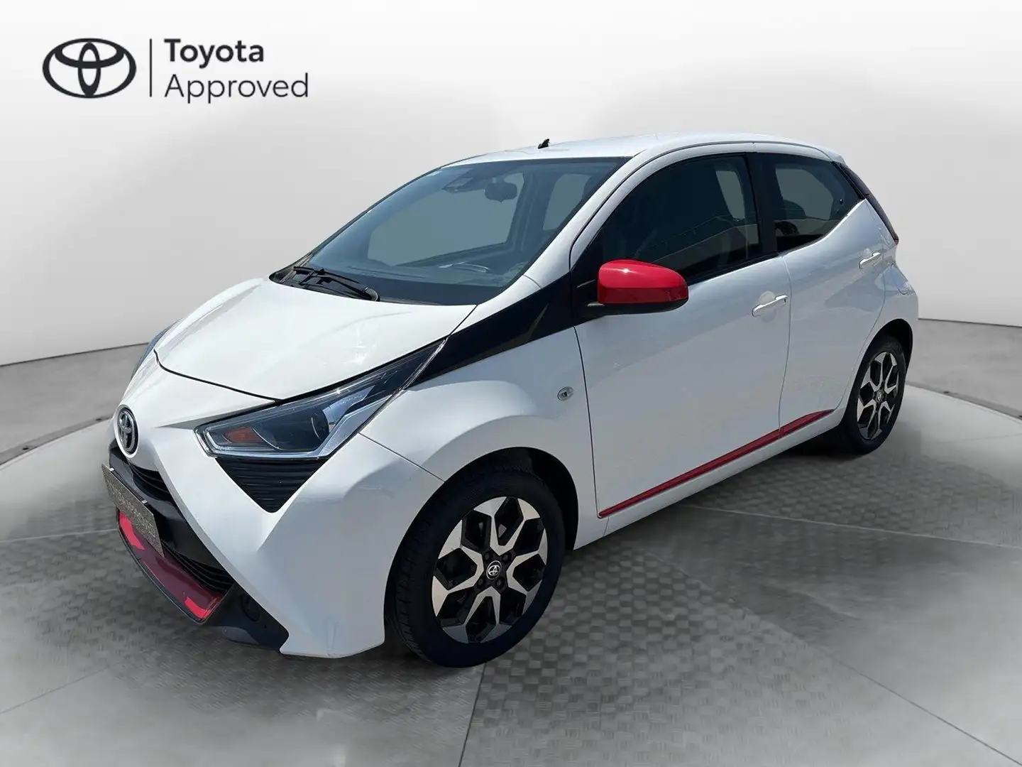 Toyota Aygo Connect 1.0 VVT-i 72 CV 5 porte x-fun Bianco - 1