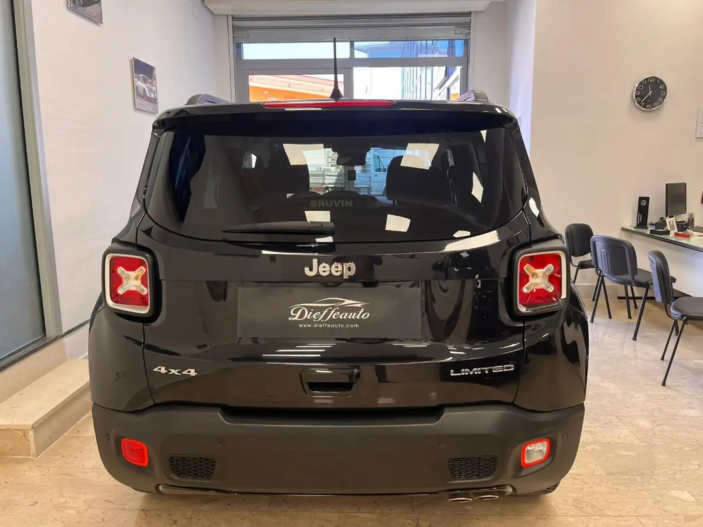 Jeep Renegade 2.0 Mjt 140CV 4WD Active Drive Low Limited Zwart - 2