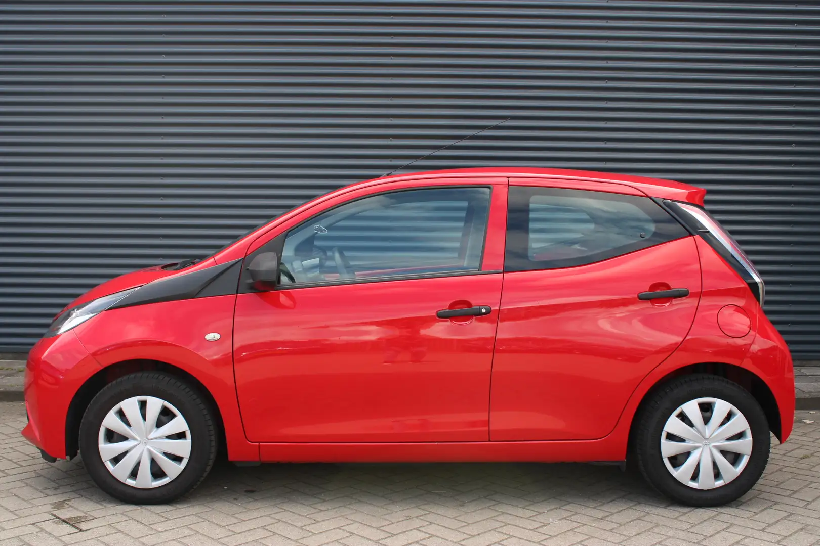 Toyota Aygo 1.0 VVT-i x-fun 5-Deurs Airco Bluetooth NL-Auto Rouge - 2