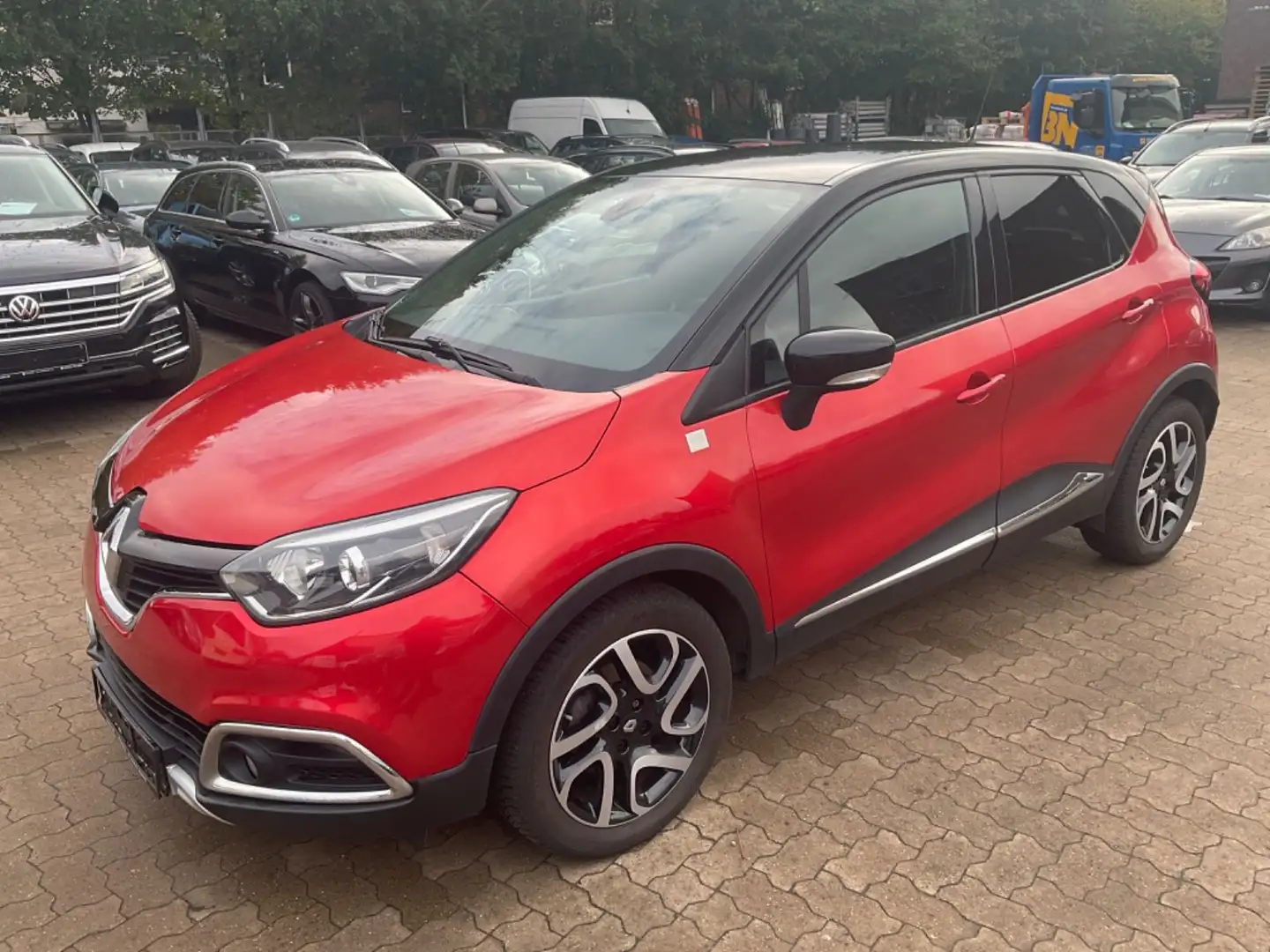 Renault Captur Helly Hansen TÜV 07.2026 Rot - 1