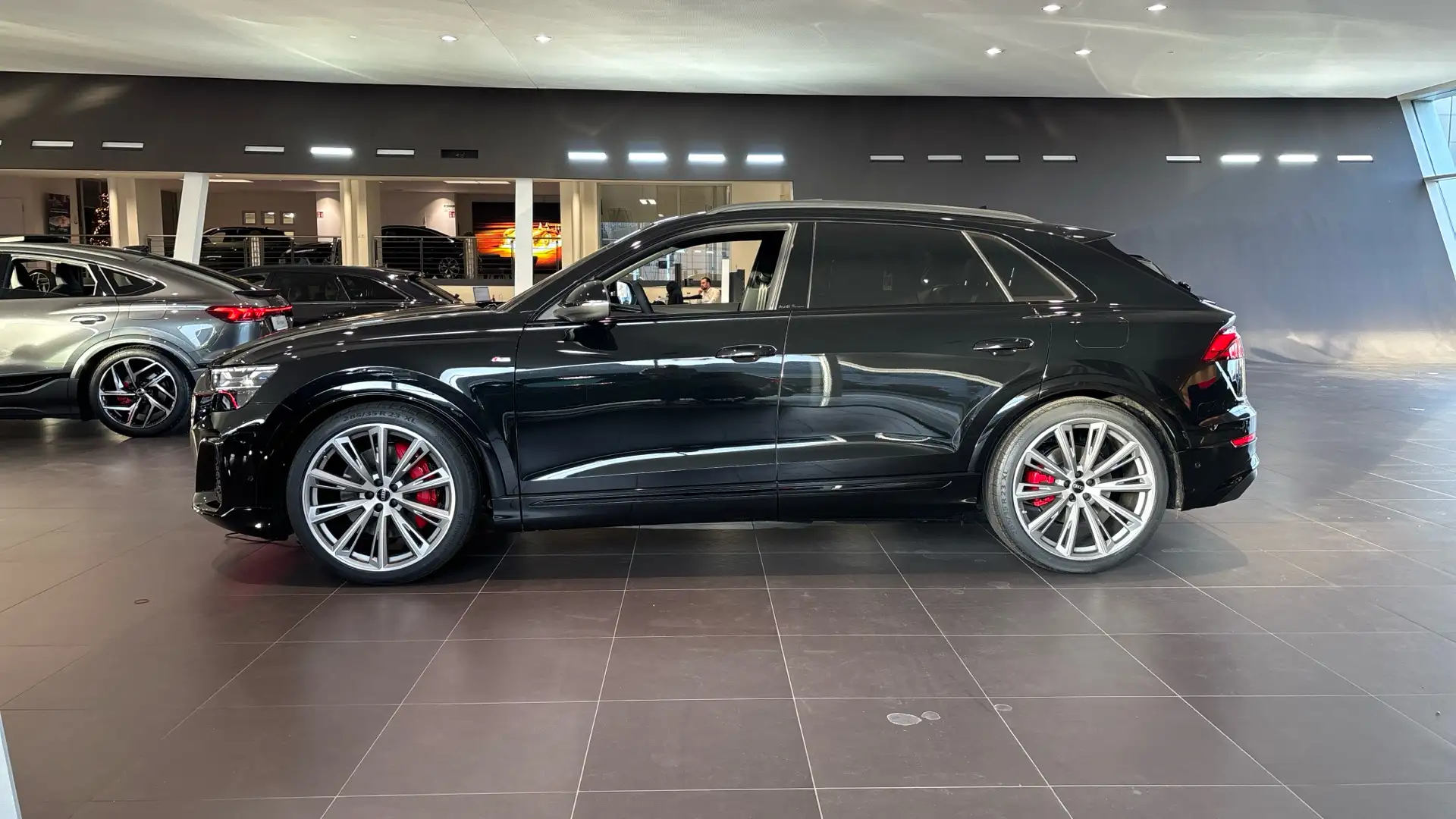 Audi Q8 S line business TFSI e quattro Allradlenkung Schwarz - 2