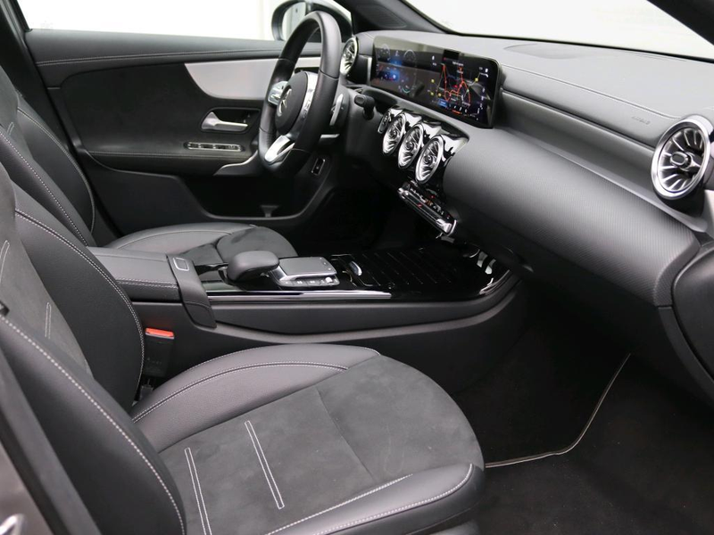 Mercedes-Benz A 250 e Business Solution AMG-Line / Panaroma-dak / Acht — photo 2