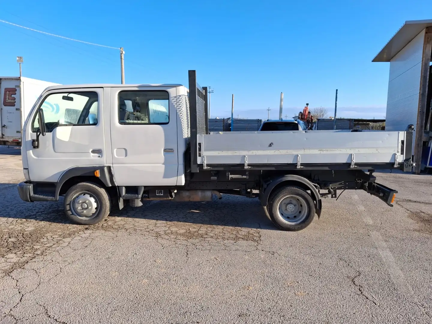 Nissan Cabstar TL35DC Белый - 1