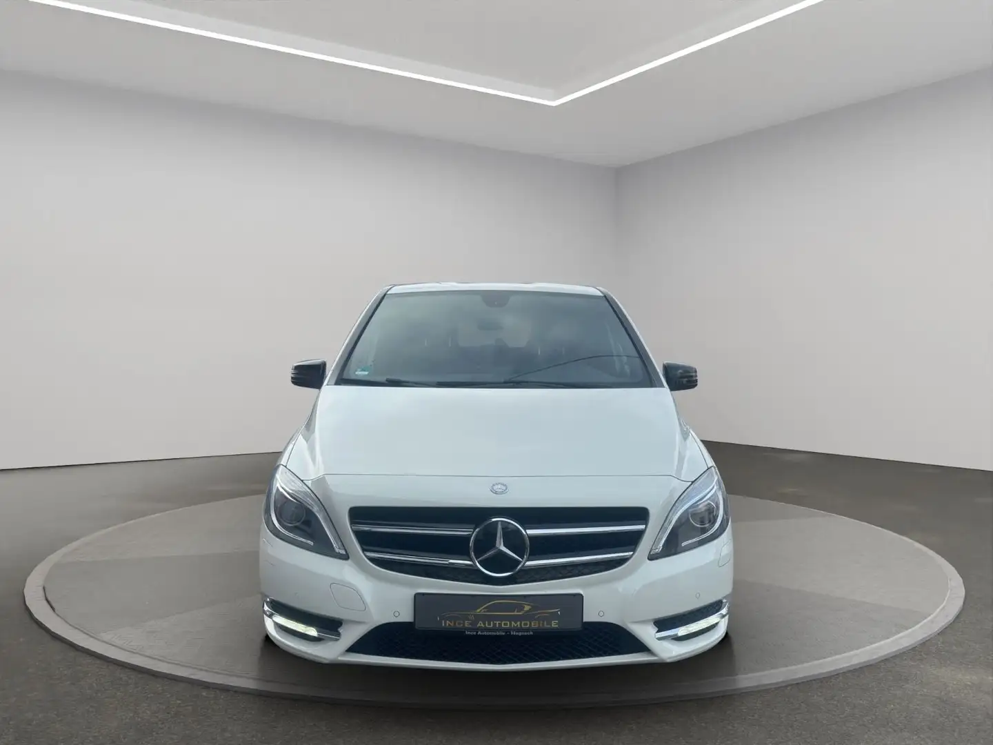 Mercedes-Benz B 200 *Sport Paket* Night-Paket*Bi-Xenon*AHK* Weiß - 2