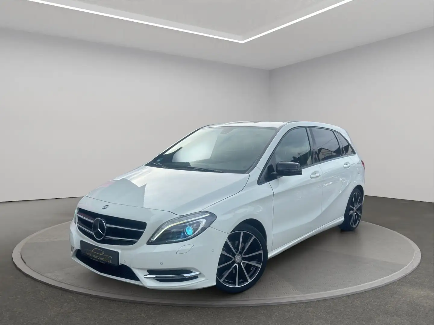 Mercedes-Benz B 200 *Sport Paket* Night-Paket*Bi-Xenon*AHK* Weiß - 1