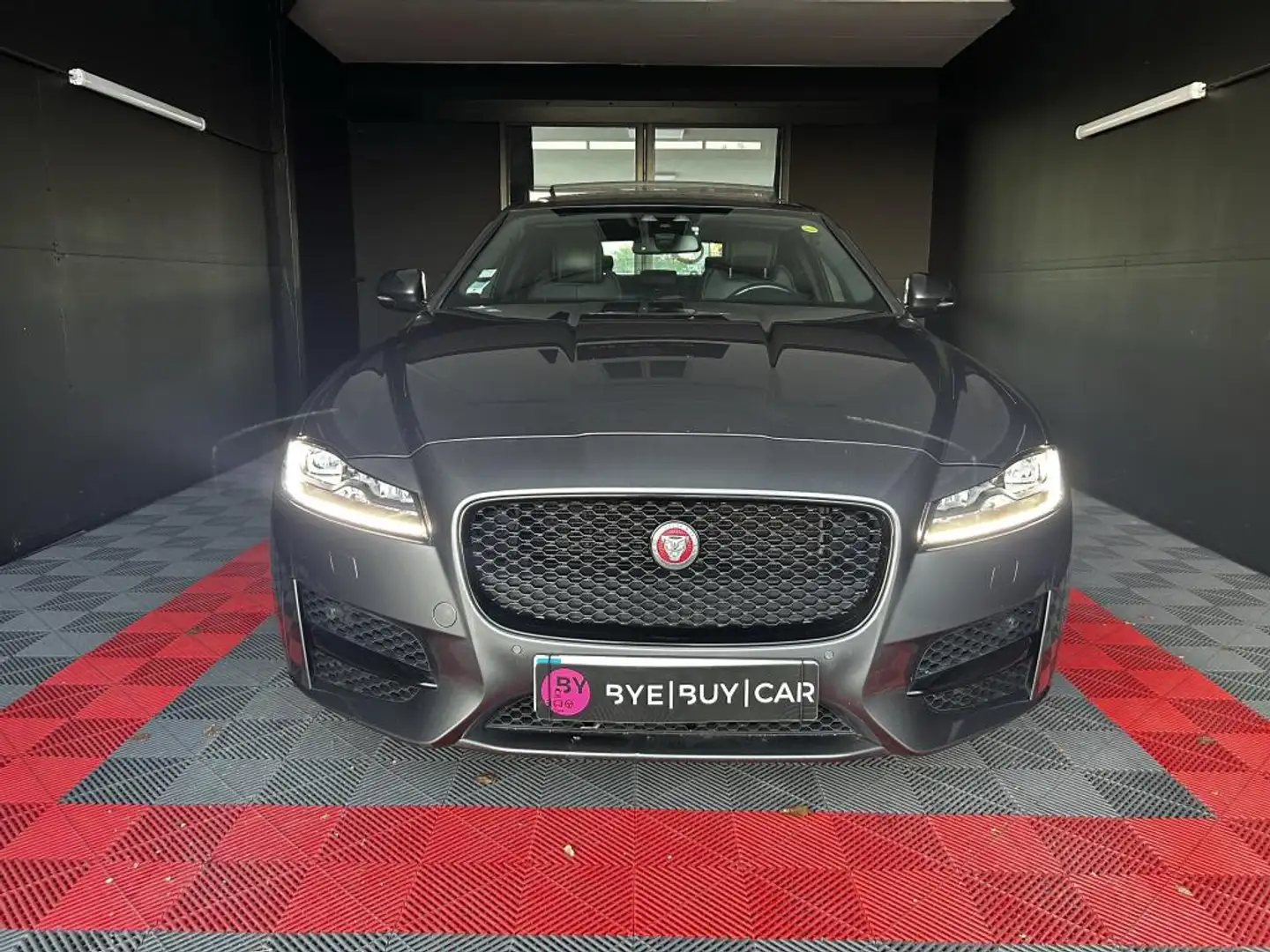 Jaguar XF 2.0D  240c  BVA  AWD - Garantie 12 mois Gris - 2