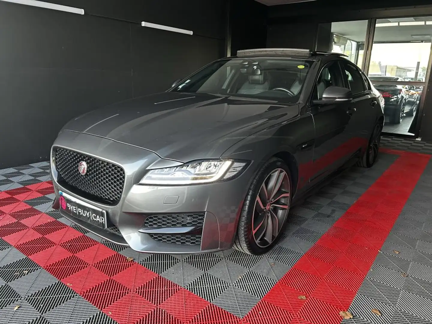 Jaguar XF 2.0D  240c  BVA  AWD - Garantie 12 mois Gris - 1