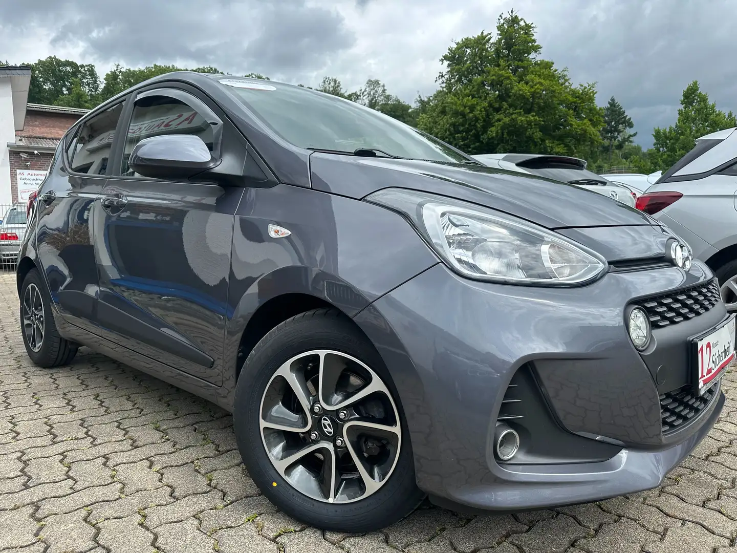 Hyundai i10 1.2+NAVI+KLIMA+PDC+SHZ+TEMPOMAT+1.HAND+5 TÜRE Grijs - 2