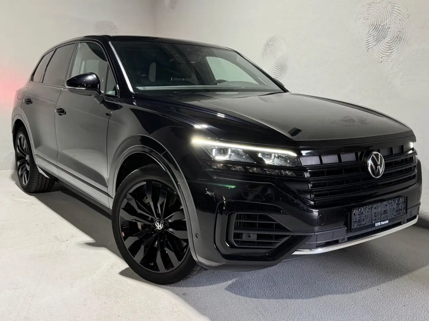 Volkswagen Touareg 4.0 V8 R-Line 4Motion Black Style Paket Zwart - 1