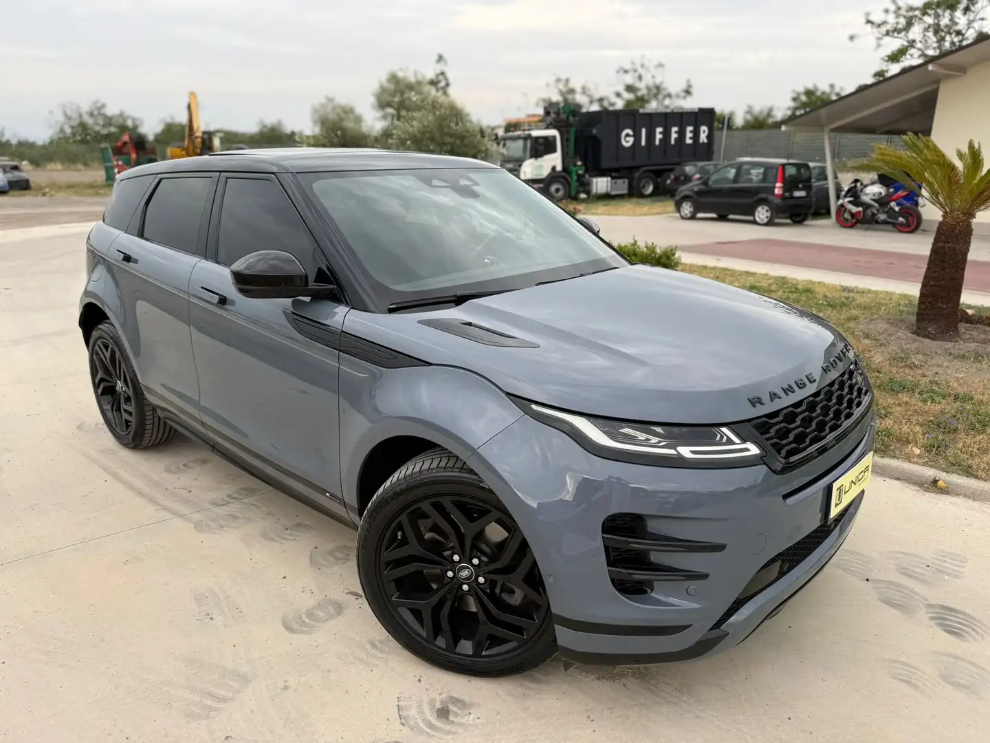 Land Rover Range Rover Evoque 2.0d i4 mhev R-Dynamic HSE AWD 204cv TETTO UNICA Gris - 2