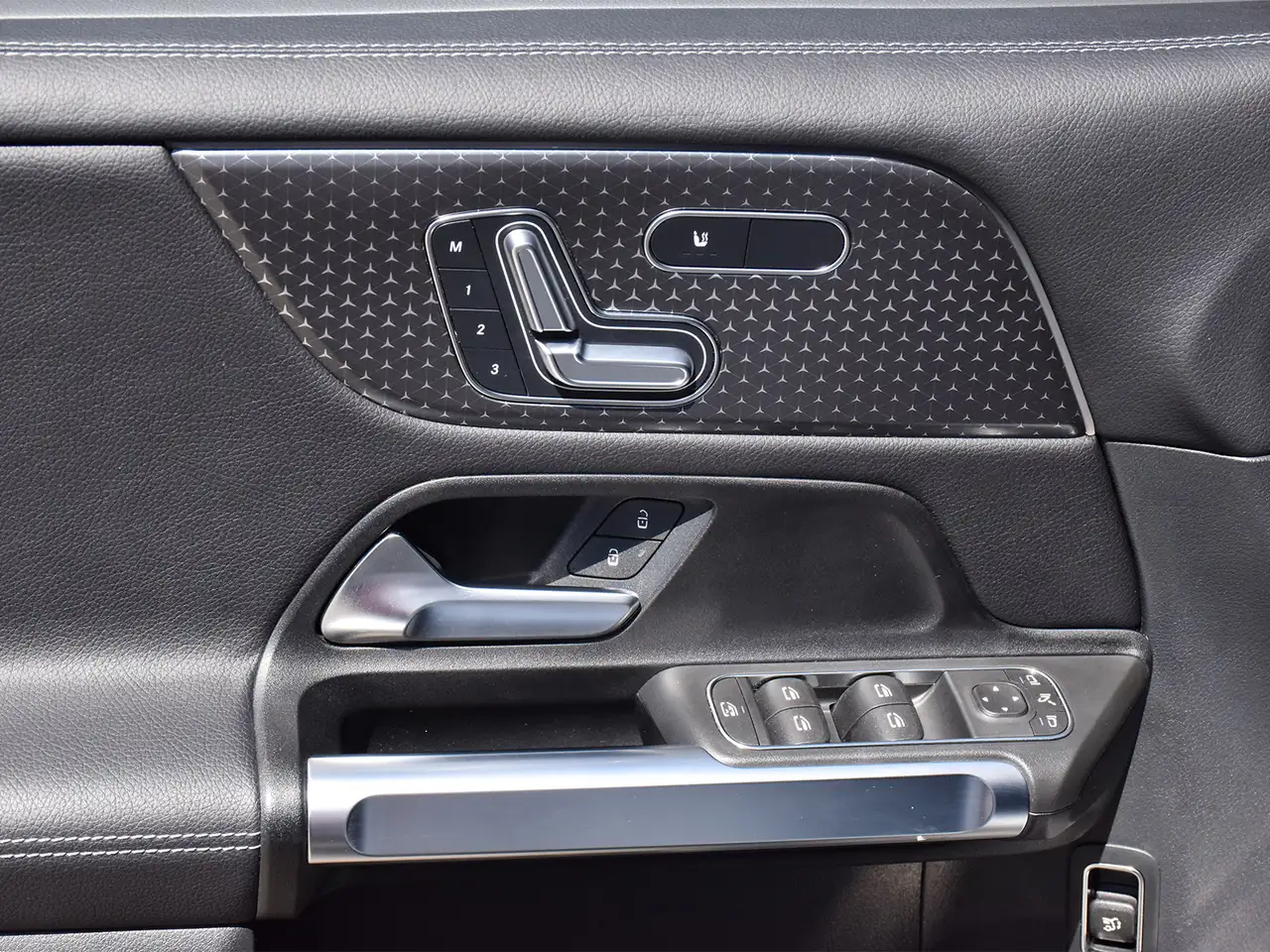 Mercedes-Benz GLB снимка Mercedes-Benz GLB