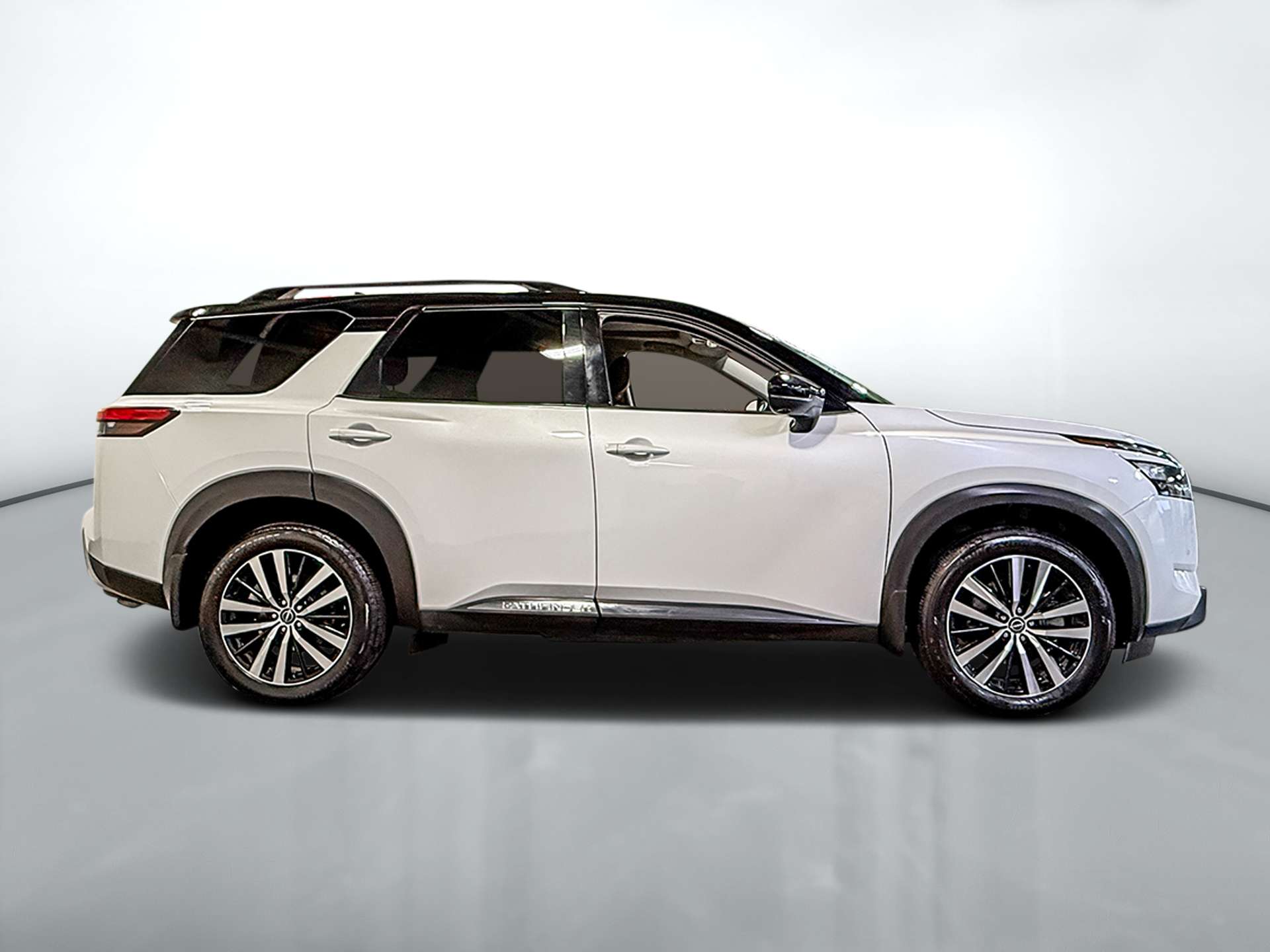 2025 Nissan Pathfinder Platinum — снимка 2