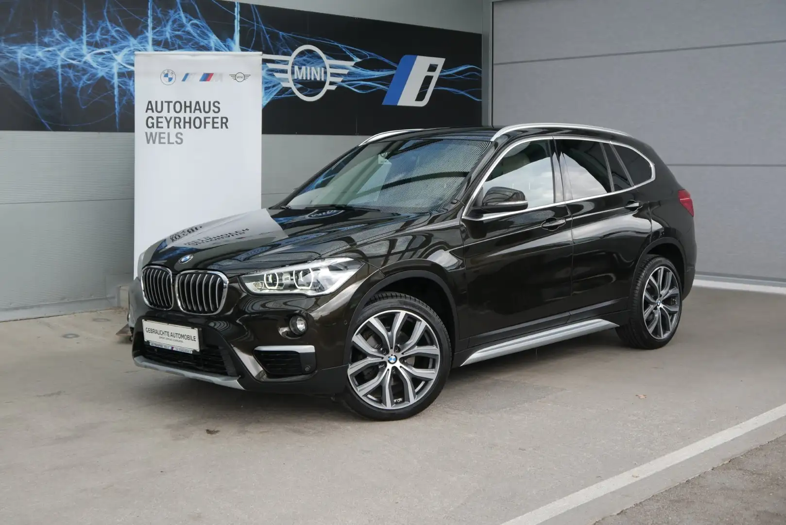 BMW X1 xDrive18d *X-Line/AHK/Navi/LED/adapt. Fahrwerk/Head-Up* Braun - 1