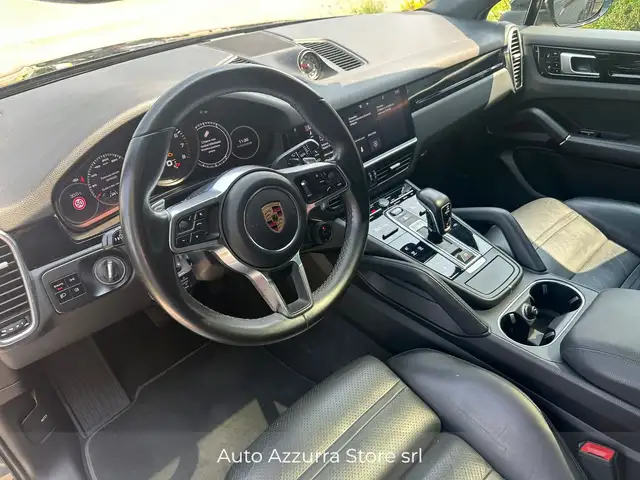 Porsche Cayenne view 9