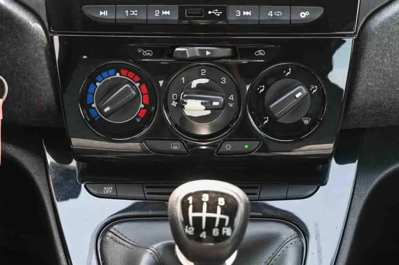Lancia Ypsilon 2021 — фото 15