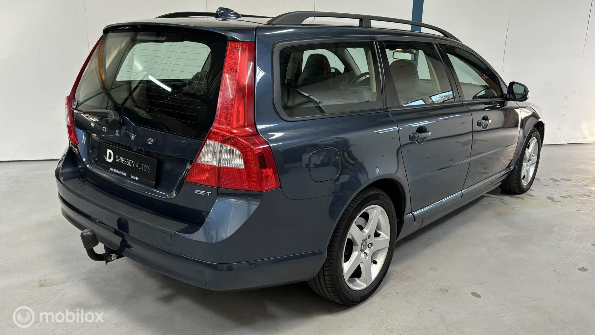 Volvo V70 2.5T Momentum AUTOMAAT / YOUNGTIMER Kék - 2