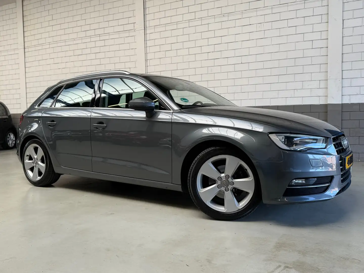 Audi A3 Sportback 1.4 TFSI Ambition Pro Line S Grijs - 1