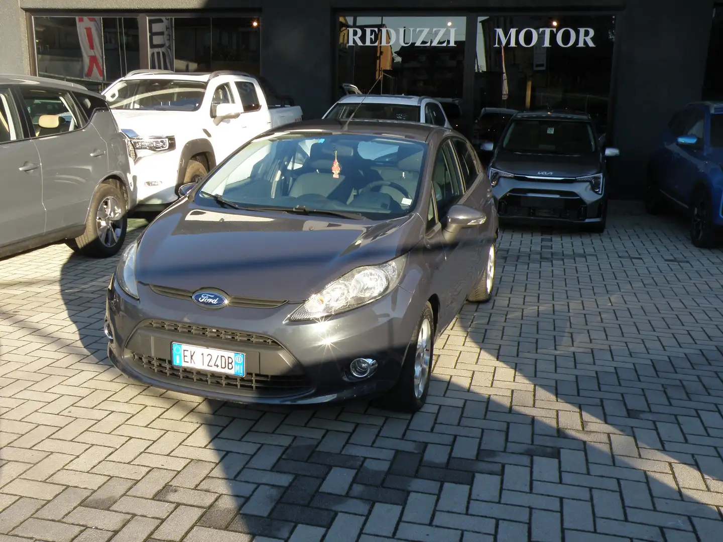 Ford Fiesta Fiesta VI 2008 5p 1.2 16v Titanium FL Gris - 2