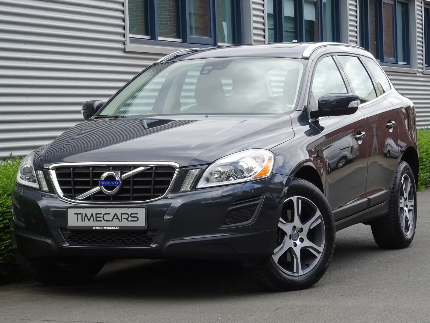 Volvo XC60 2.0 D4 5-Cilinder Geartronic Summum Pano Xenon Grijs - 1