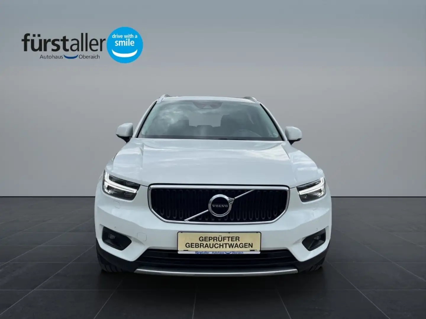 Volvo XC40 D3 AWD Geartronic Momentum Weiß - 2